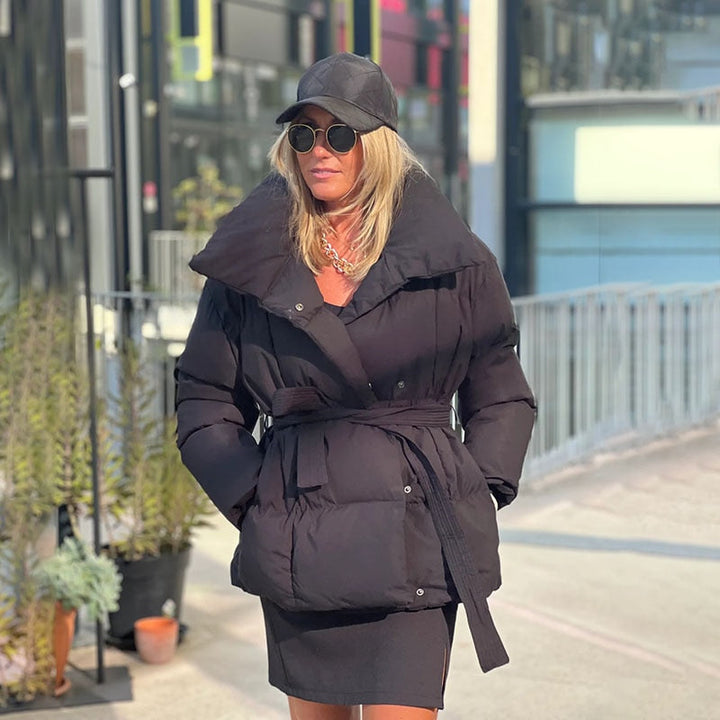 Modieuze dames winterjas met riem. Deze warme, dikke jas biedt comfort en stijl voor elke vrouw. Damesmode.