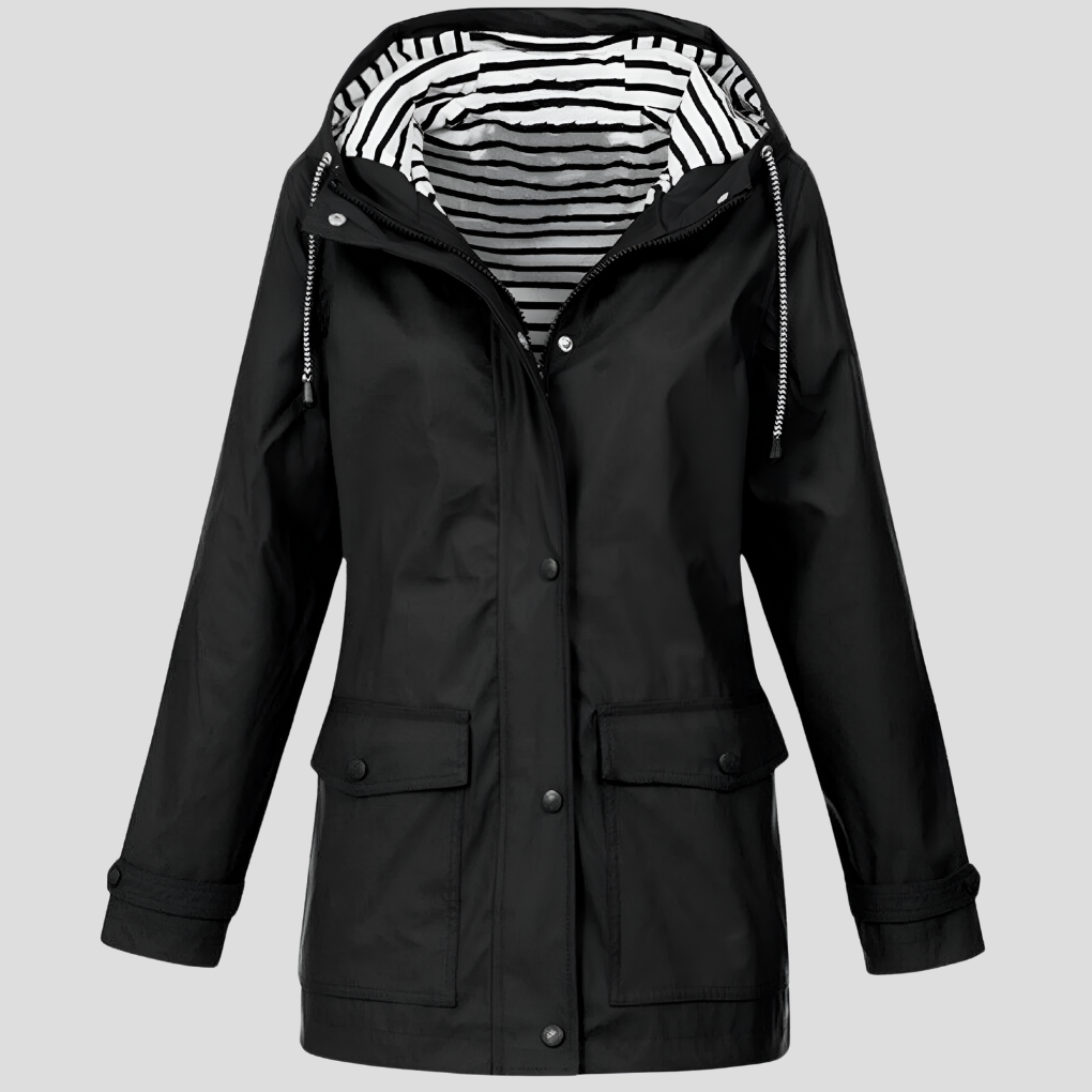 Stijlvolle dames outdoor jas met capuchon, wind- en waterdicht, comfortabel op model getoond.