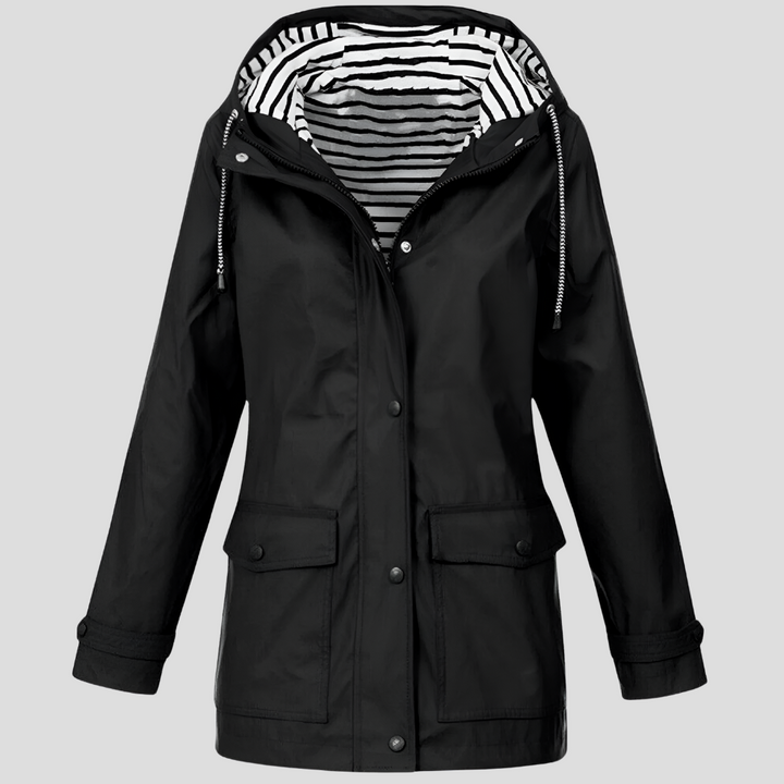 Stijlvolle dames outdoor jas met capuchon, wind- en waterdicht, comfortabel op model getoond.