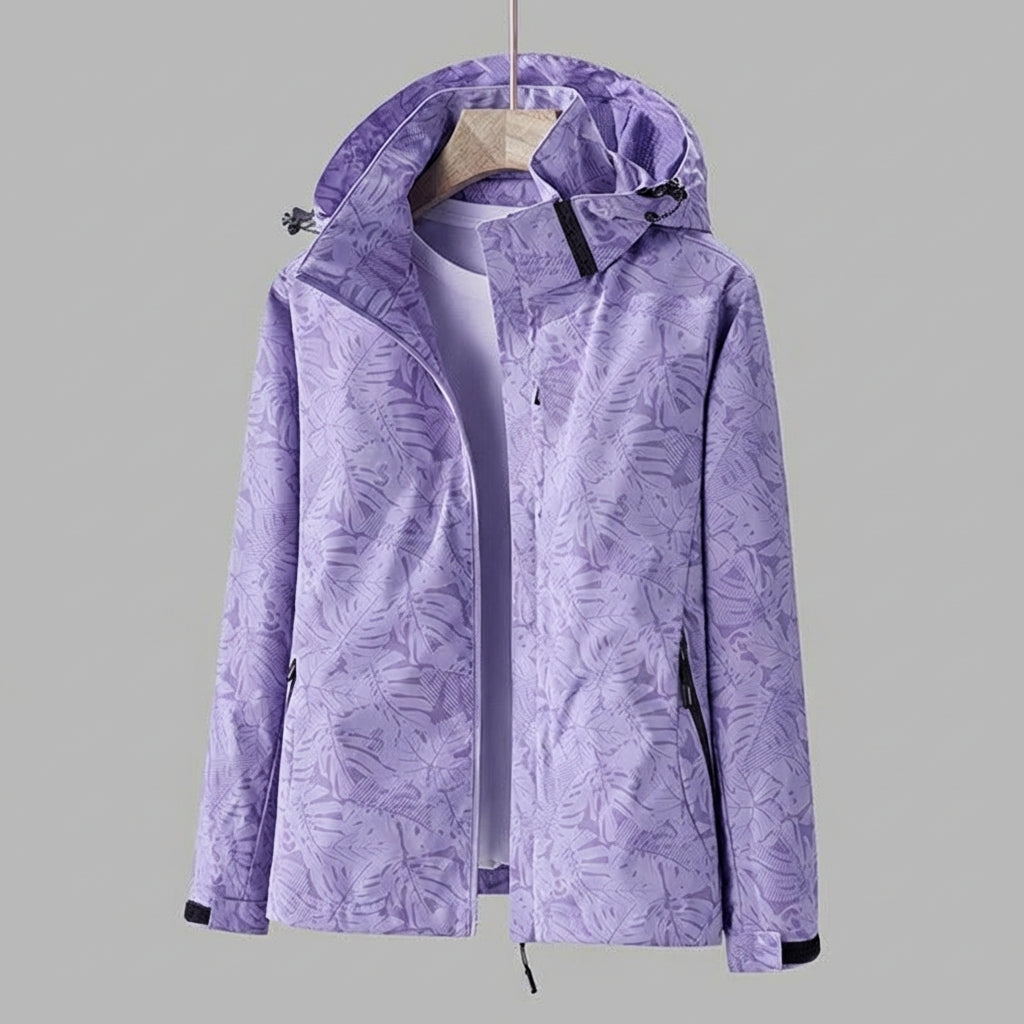 Modieuze dames outdoor jas met capuchon, waterdicht en winddicht. Comfortabel voor een actieve levensstijl.