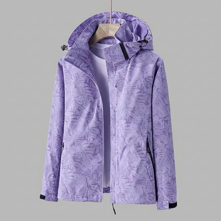 Modieuze dames outdoor jas met capuchon, waterdicht en winddicht. Comfortabel voor een actieve levensstijl.