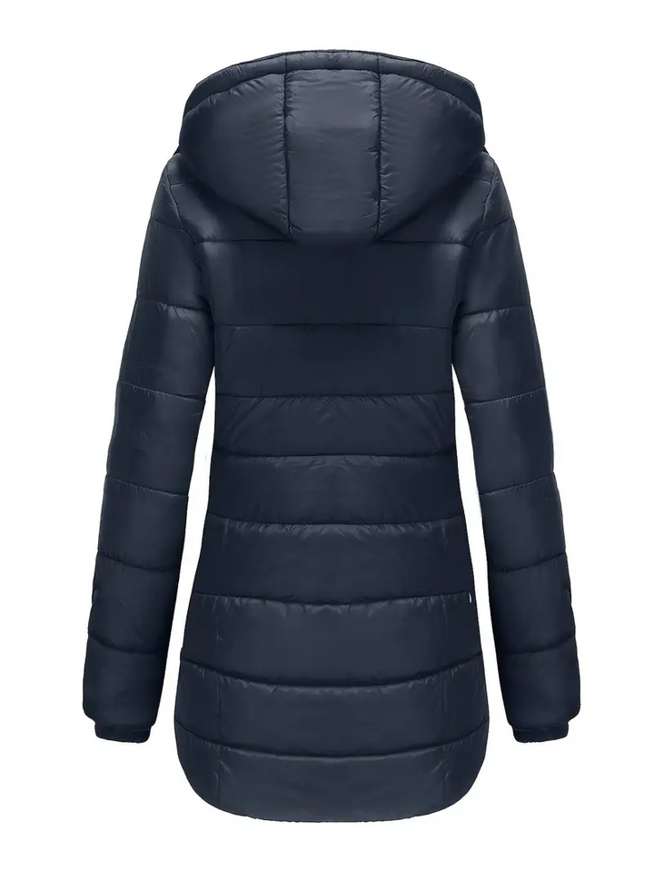 Stijlvolle halflange damesjas, waterdicht en warm; ideale wintermode voor elke vrouw.