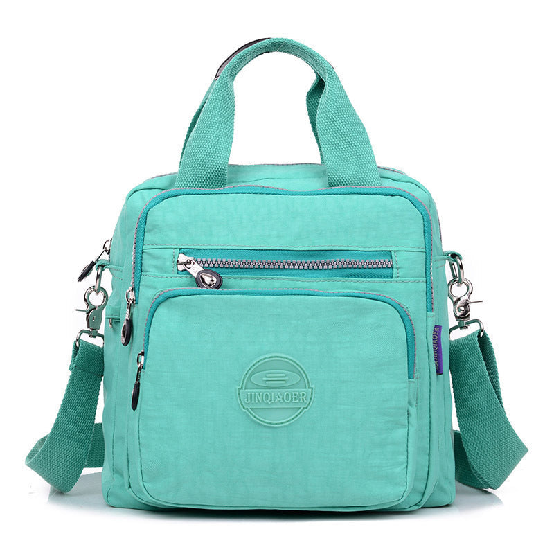 Dames draagt een waterdichte crossbody tas tijdens een wandeling in de stad.