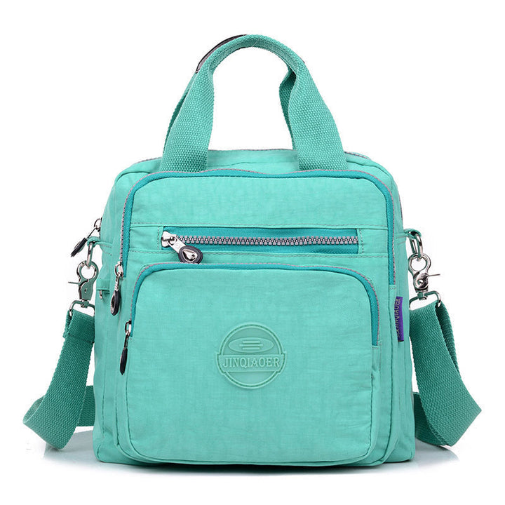 Dames draagt een waterdichte crossbody tas tijdens een wandeling in de stad.
