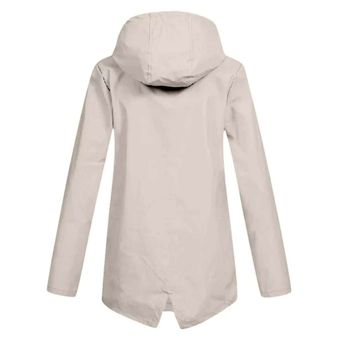 Beige waterdichte tussenjas voor dames. Met capuchon, rits en een elegante getailleerde pasvorm.