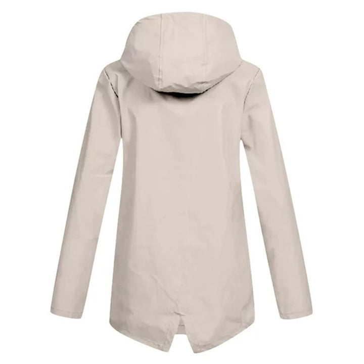 Beige waterdichte tussenjas voor dames. Met capuchon, rits en een elegante getailleerde pasvorm.