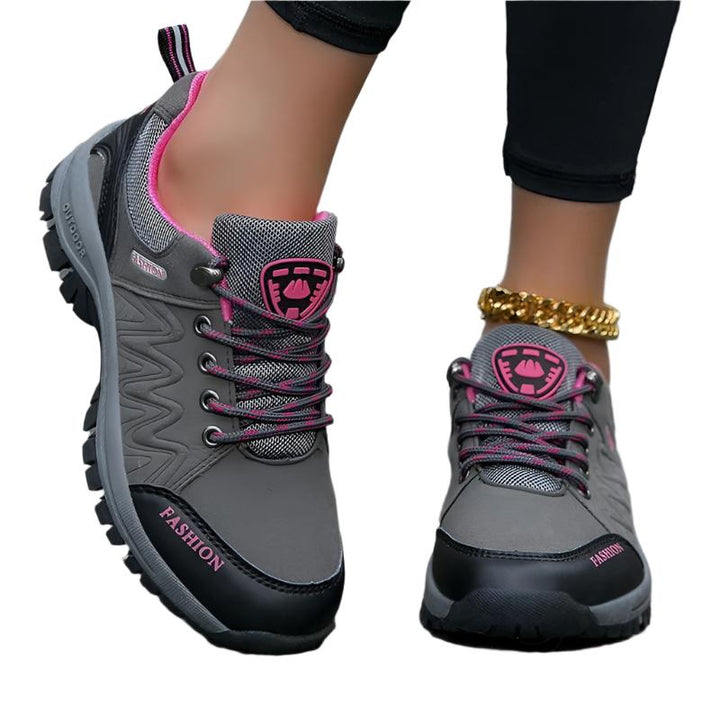 Close-up van waterdichte dames wandelschoenen; comfortabel, ademend en sportief voor elk trekking avontuur.
