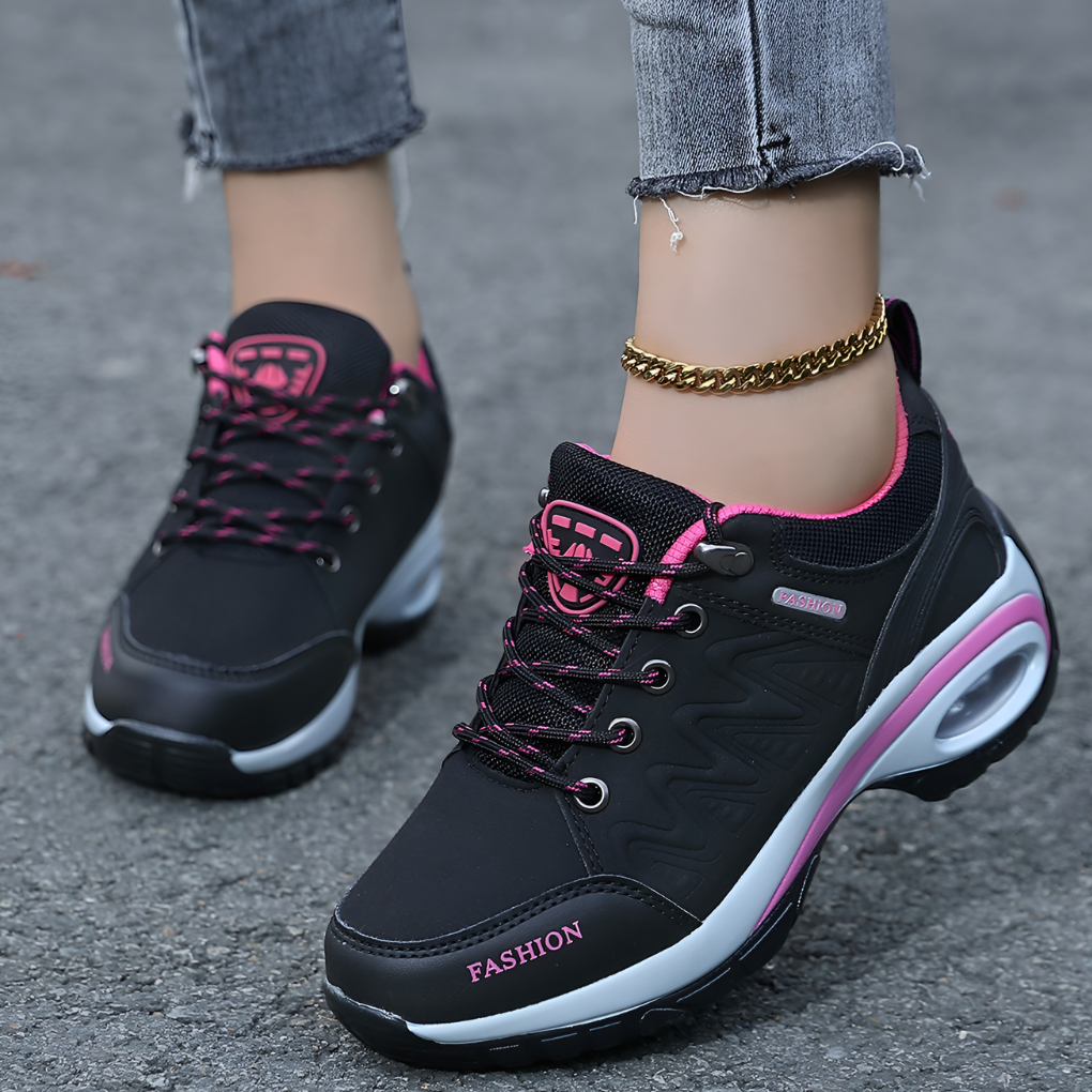 Sportieve dames wandelschoenen, waterdicht en ademend, ontworpen voor duurzaamheid en comfort tijdens outdoor trekking.