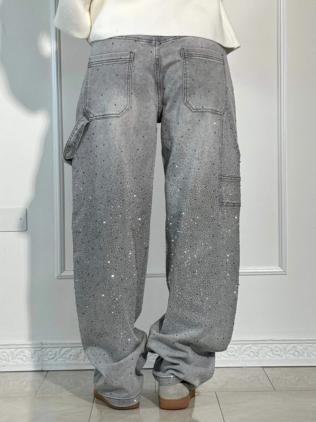 Rhinestone glitter jeans voor dames met wijde pijpen. Creëer een glamoureuze streetstyle look.