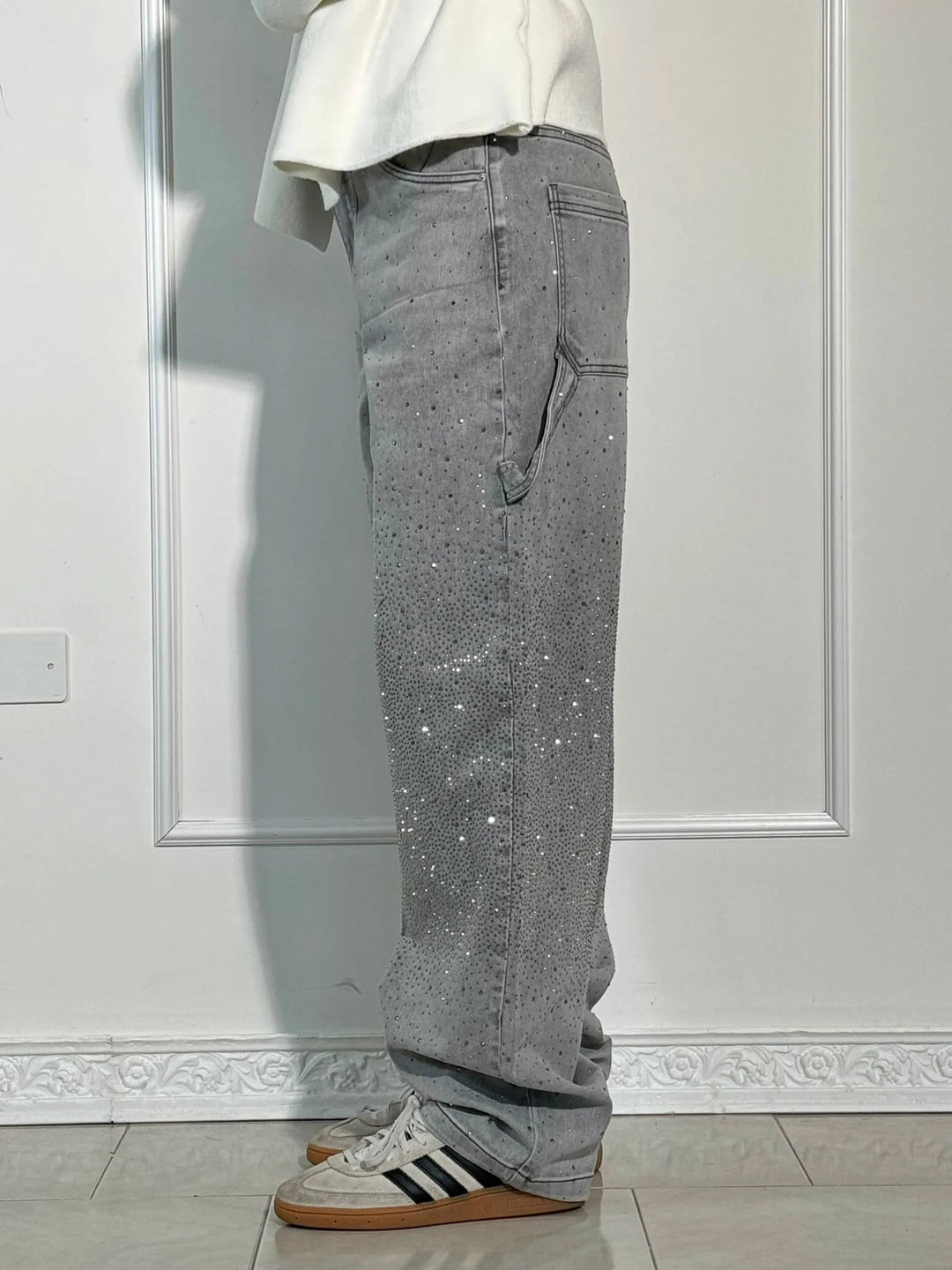 Sprankelende damesbroek: wide leg jeans met strass steentjes. Ideaal voor fashionista's.