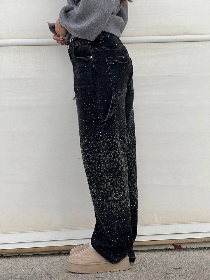 Festival kleding: dames wide leg jeans met fonkelende strass. Uitgesproken Y2K stijl.