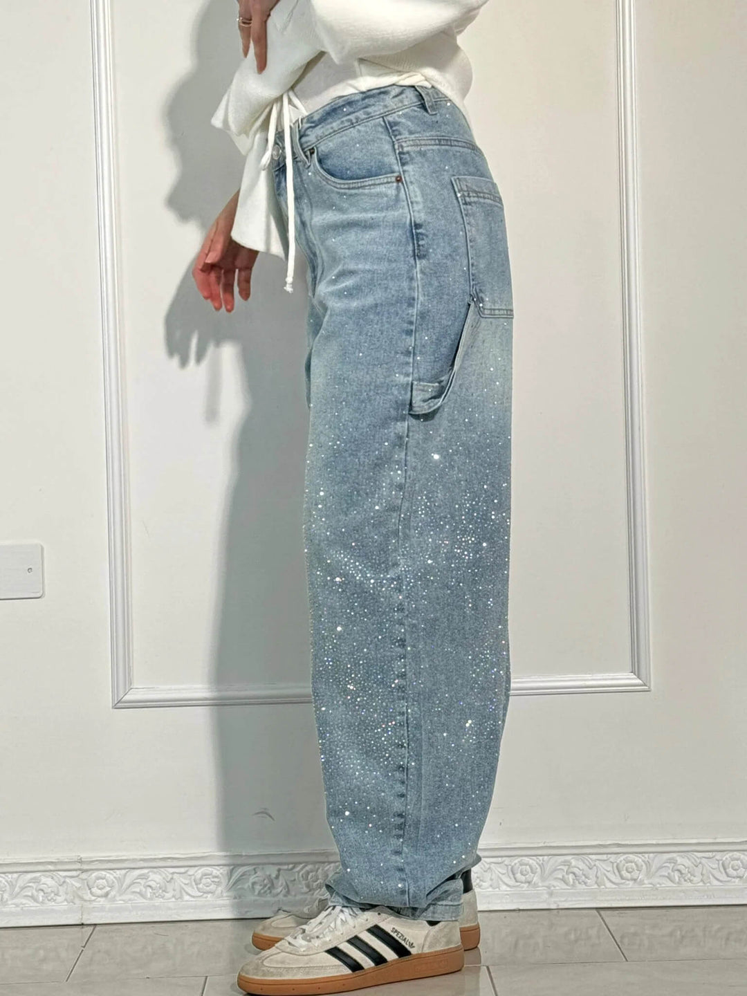 Trendy dames rhinestone jeans, wijde pijpen model. Comfortabel en modieus.