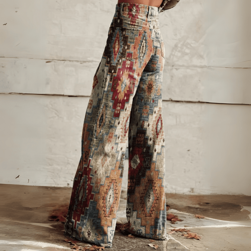 Trendy dames high-waist jeans met wijde pijpen en opvallende print. Ideaal voor een stijlvolle boho outfit.