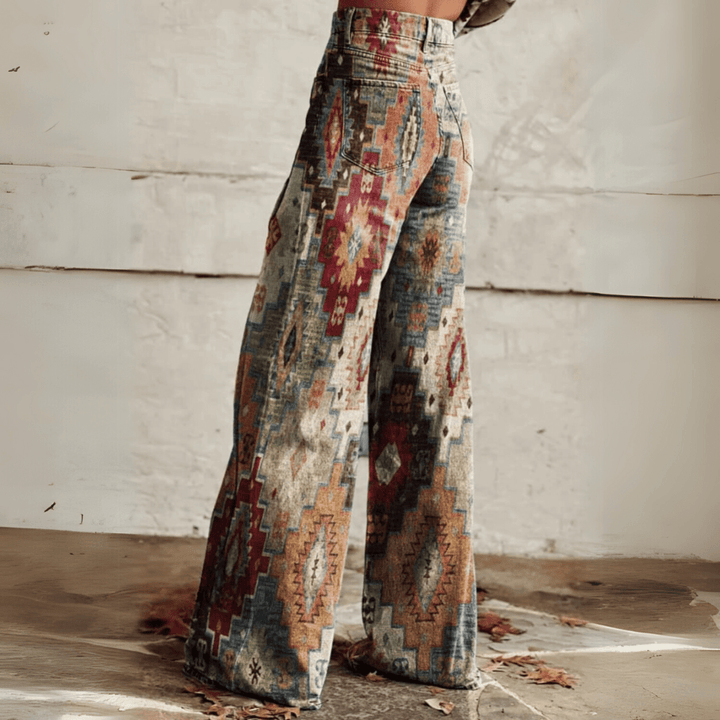 Trendy dames high-waist jeans met wijde pijpen en opvallende print. Ideaal voor een stijlvolle boho outfit.