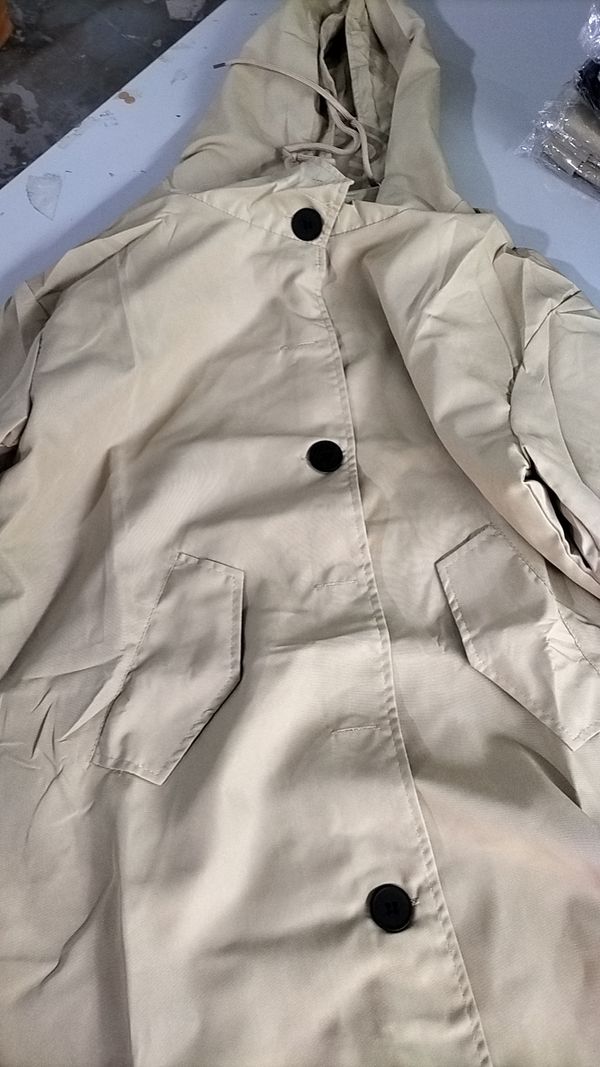 Hoogwaardige wind- & waterdichte dames trenchcoat, stijlvolle bovenkleding voor koudere herfst- en winterseizoenen.