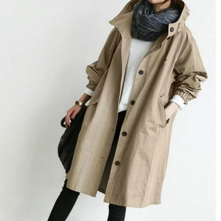 Elegant gesneden dames trenchcoat, waterdicht voor optimale bescherming tegen regen en wind tijdens koude dagen.