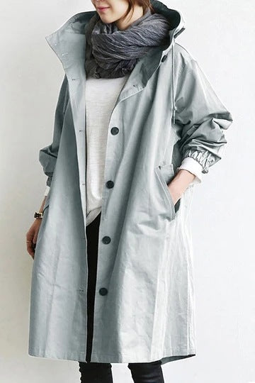 Draag deze comfortabele winddichte dames trenchcoat voor bescherming en stijl tijdens herfst- en winterwandelingen.