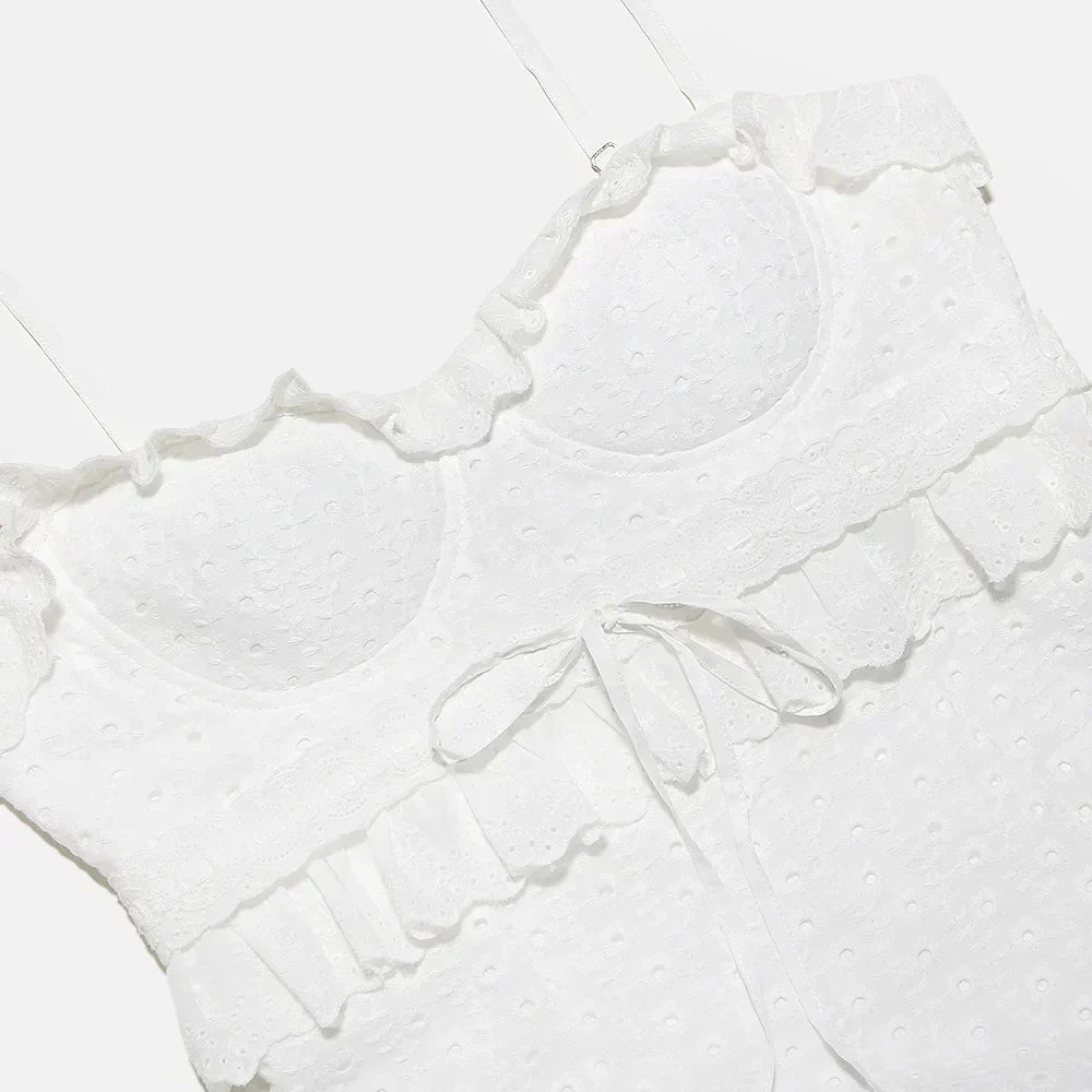 Stijlvolle witte maxi jurk 'Alina' met delicate borduurdetails en verstelbare spaghettibandjes.