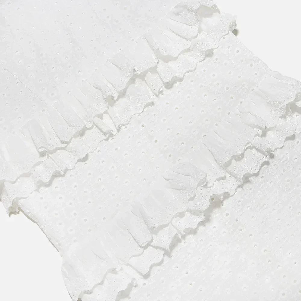 Romantische witte maxi jurk met verfijnd borduurwerk, spaghettibandjes; dames zomer- of strandjurk.