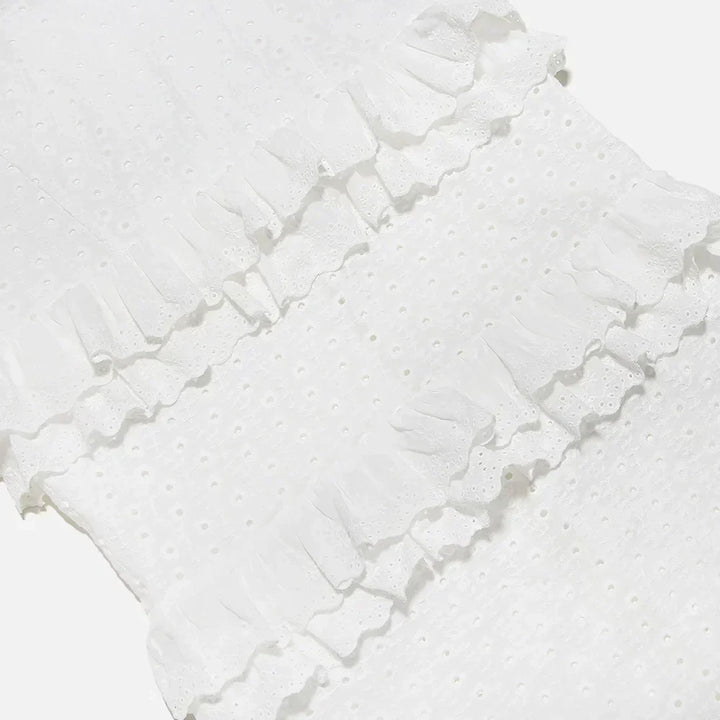 Romantische witte maxi jurk met verfijnd borduurwerk, spaghettibandjes; dames zomer- of strandjurk.