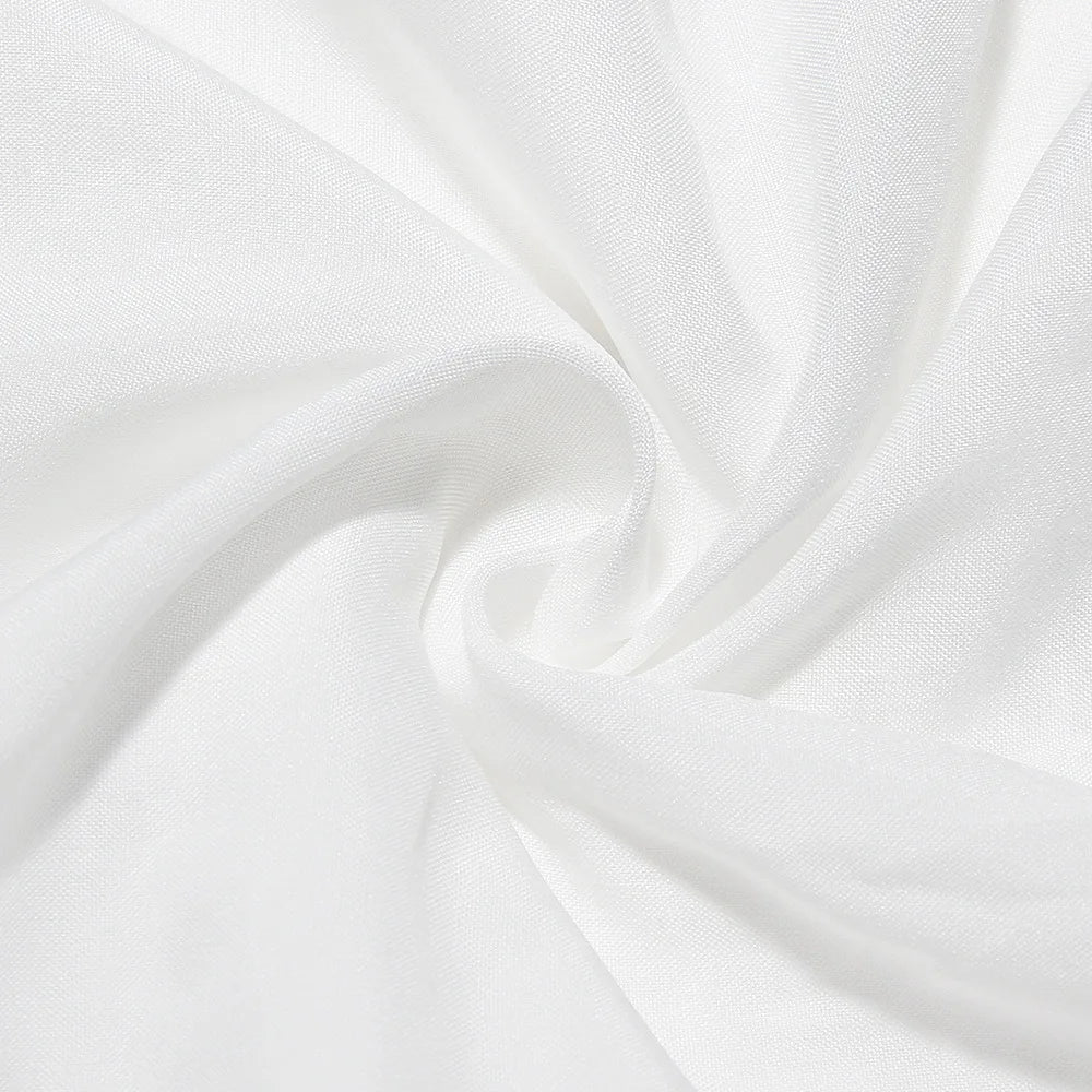 Witte geborduurde maxi jurk voor dames; een chique en comfortabele zomerjurk met verstelbare bandjes.