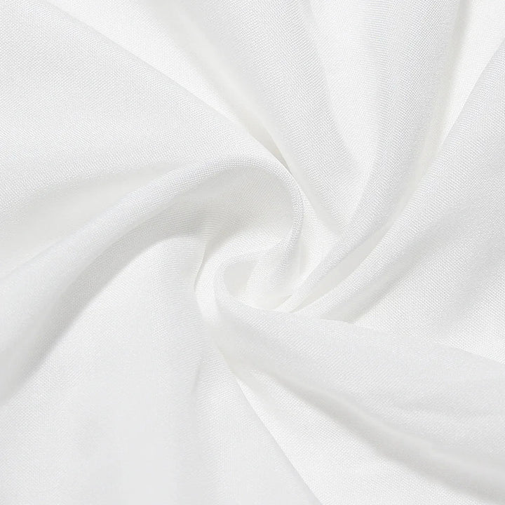 Witte geborduurde maxi jurk voor dames; een chique en comfortabele zomerjurk met verstelbare bandjes.