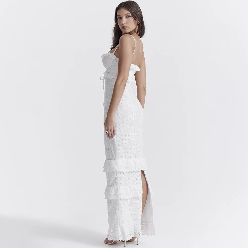 Elegante witte maxi jurk met fijn borduurwerk en spaghettibandjes; perfecte zomer- en strandjurk voor dames.