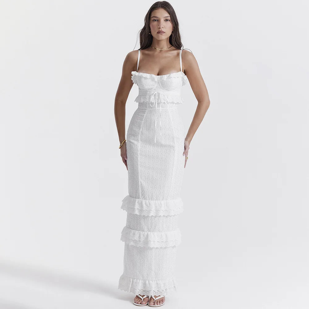 Dames zomer maxi jurk in wit, geborduurd, met verstelbare spaghettibandjes; perfect voor vakantie.