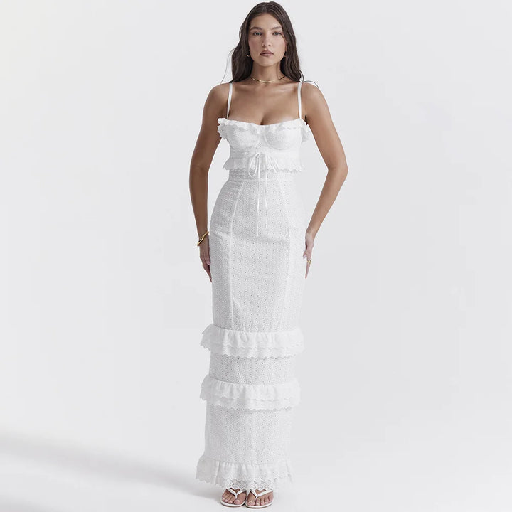 Dames zomer maxi jurk in wit, geborduurd, met verstelbare spaghettibandjes; perfect voor vakantie.