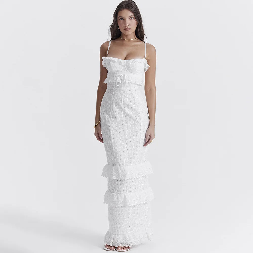Witte maxi jurk met prachtig borduurwerk en verstelbare bandjes; elegante dames zomerjurk voor strand.