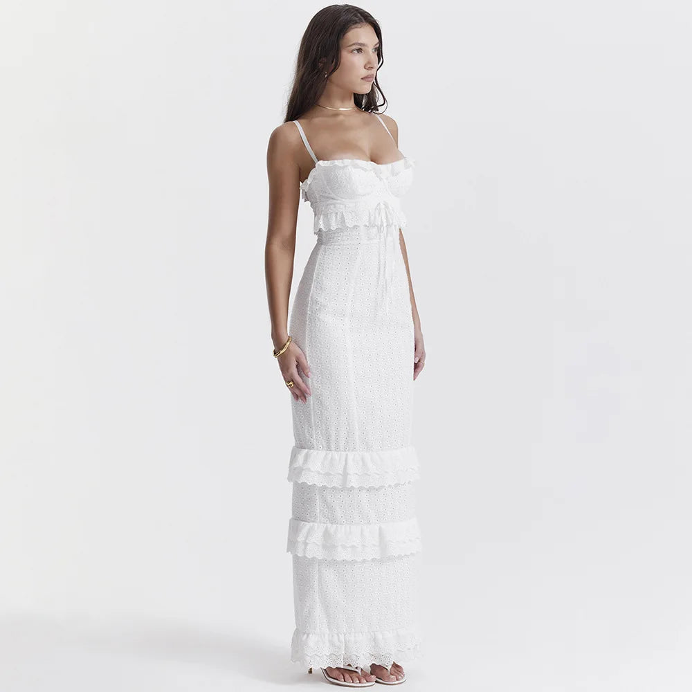 Geborduurde witte maxi jurk voor dames met spaghettibandjes; een must-have voor zomer en vakantie.
