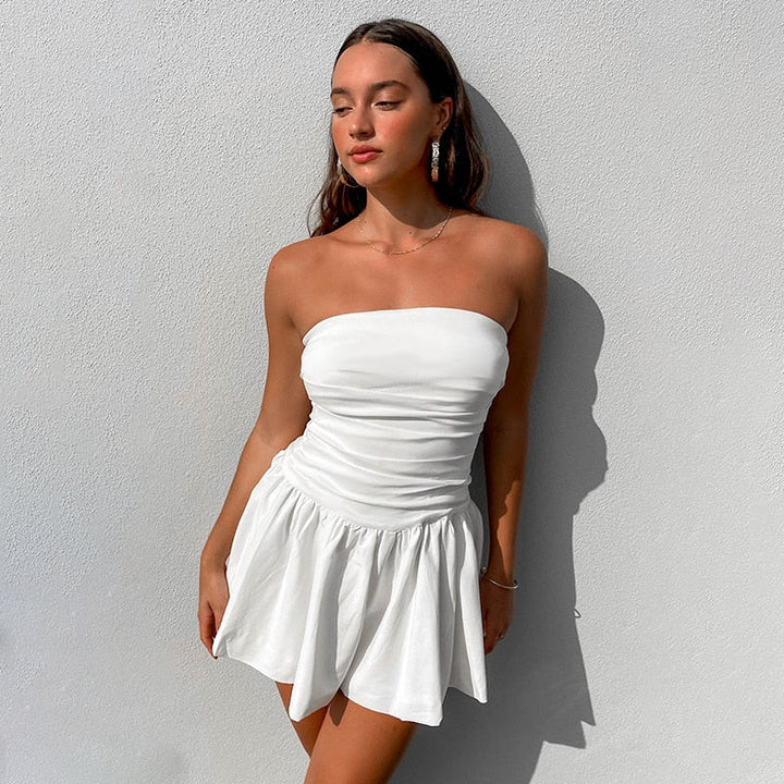 Stijlvolle witte strapless cocktailjurk voor dames, met een geplooide mini-rok en elegante pasvorm.