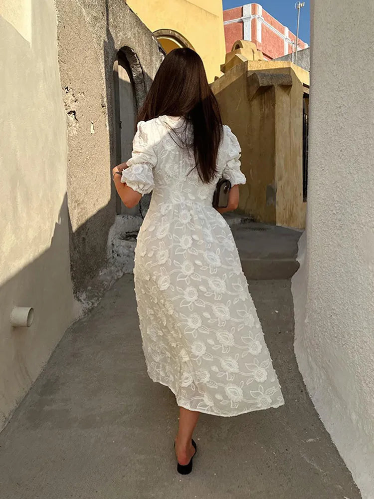 Elegante witte Eleni zomerjurk, relaxte pasvorm, ideaal voor warme dagen, strand of als comfortabele vakantiejurk.