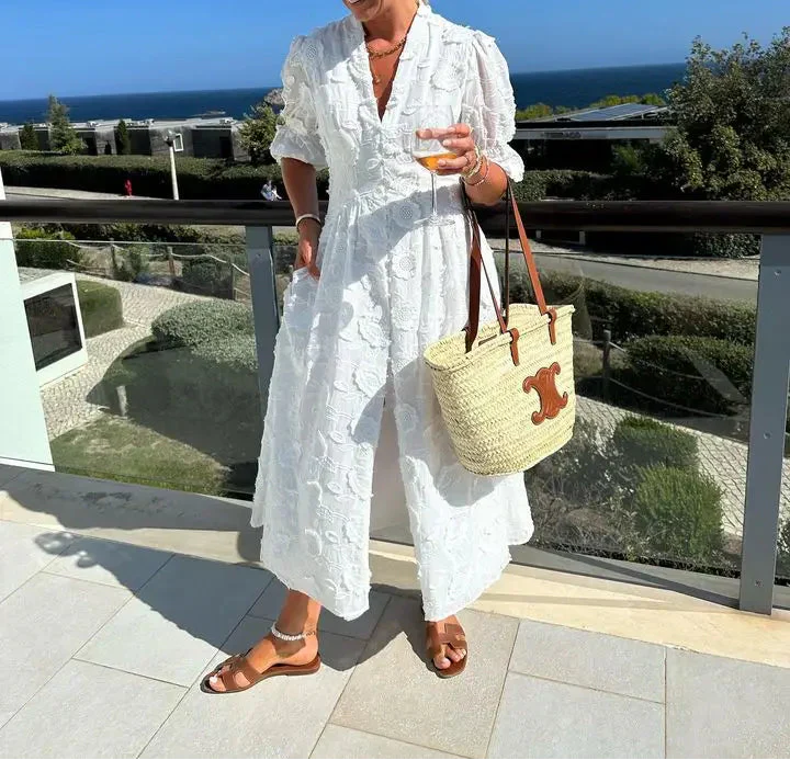 Luchtige witte dames zomerjurk Eleni, mouwloos en comfortabel, perfect voor een relaxte dag of als elegante strandjurk.