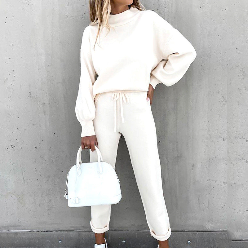 Comfortabel dames huispak met warme coltrui. Tweedelige loungewear set, perfect voor winterkleding en relaxen.