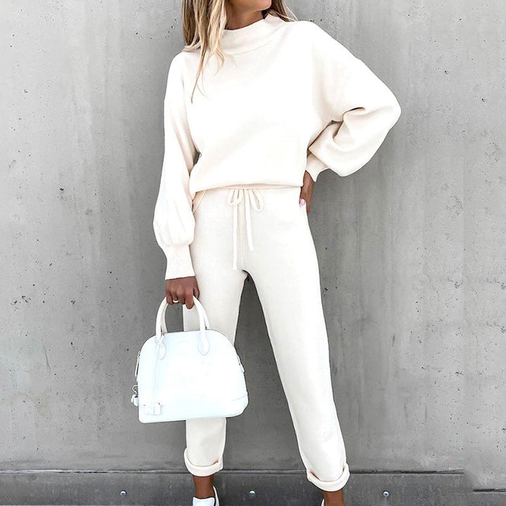 Comfortabel dames huispak met warme coltrui. Tweedelige loungewear set, perfect voor winterkleding en relaxen.