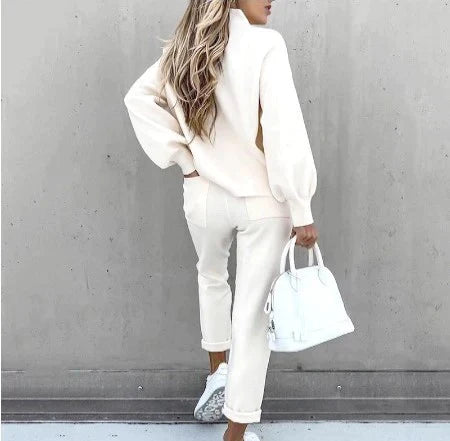 Dames zacht huispak: comfortabele coltrui en high waist broek. Tweedelige winterkleding set voor thuis.