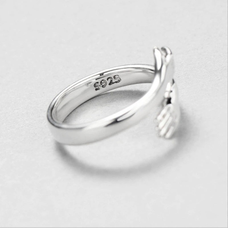 Dames zilveren knuffelring, verstelbaar, met uniek omhelzend design. Perfect hypoallergeen liefdescadeau.