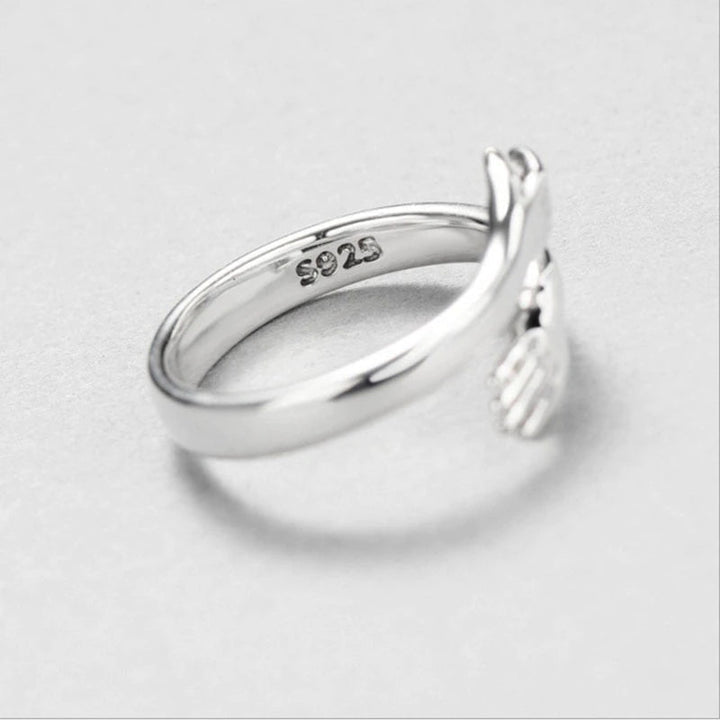 Dames zilveren knuffelring, verstelbaar, met uniek omhelzend design. Perfect hypoallergeen liefdescadeau.