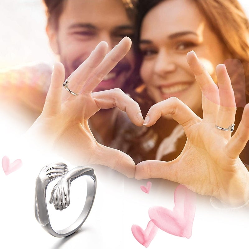 Close-up van de dames zilveren knuffelring. Verstelbaar en hypoallergeen design symboliseert liefde en verbinding.