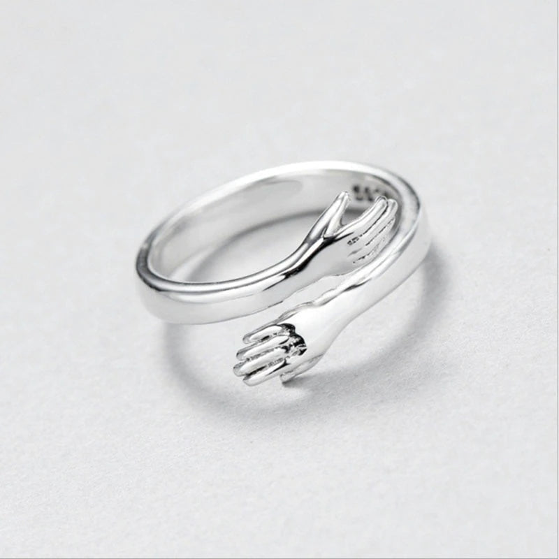 Elegante dames zilveren knuffelring om vinger. Verstelbaar voor perfecte pasvorm, hypoallergeen, tijdloos sieraad.