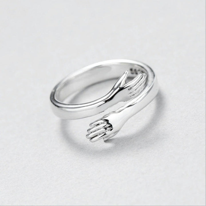 Elegante dames zilveren knuffelring om vinger. Verstelbaar voor perfecte pasvorm, hypoallergeen, tijdloos sieraad.