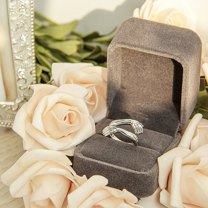 Symbolische zilveren dames knuffelring. Verstelbaar en hypoallergeen, staat voor liefde en omhelzing. Prachtig cadeau.