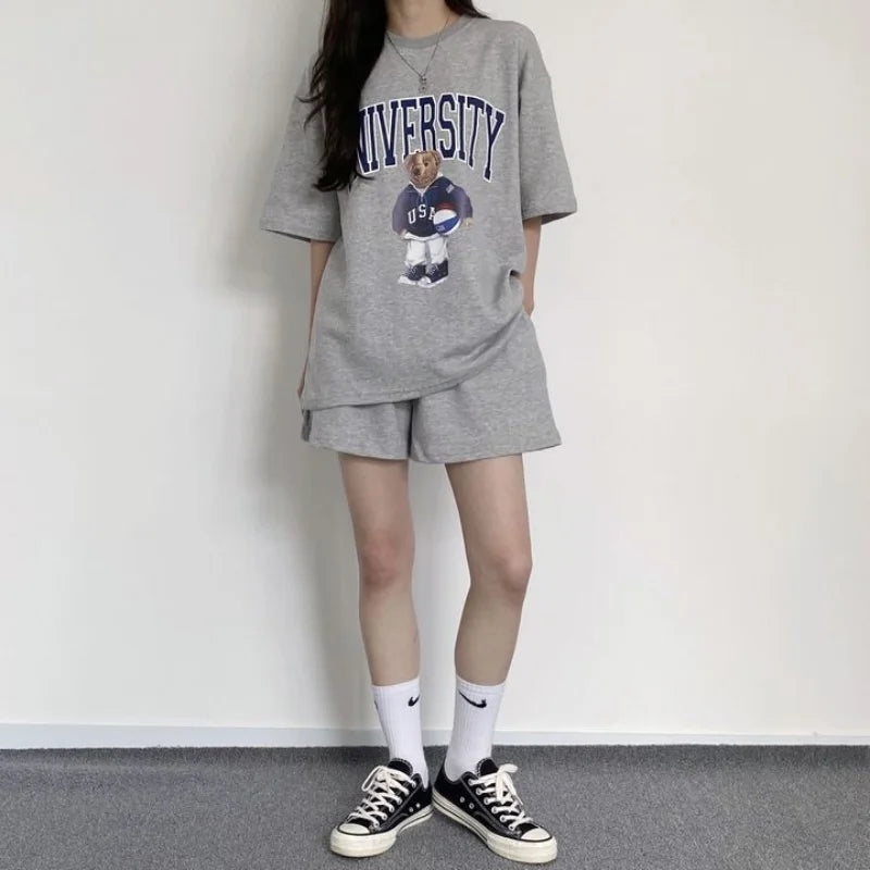 Stijlvolle dames zomer short set met zomershirt en matching short; berenprint detail voor een speelse look.