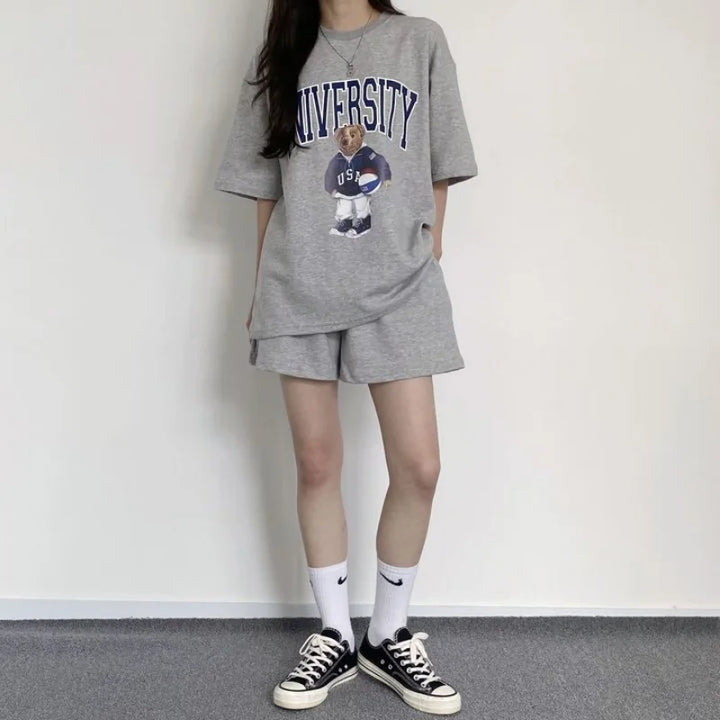 Stijlvolle dames zomer short set met zomershirt en matching short; berenprint detail voor een speelse look.