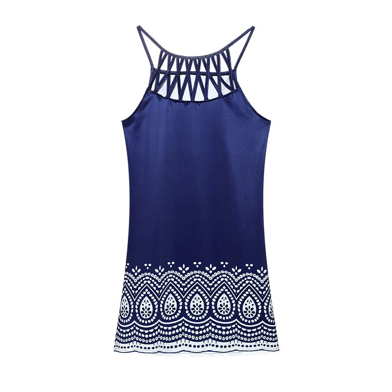 Vrouwelijke zomer tuniekjurk met kleurrijke etnische bloemenprint, perfect als strandjurk.