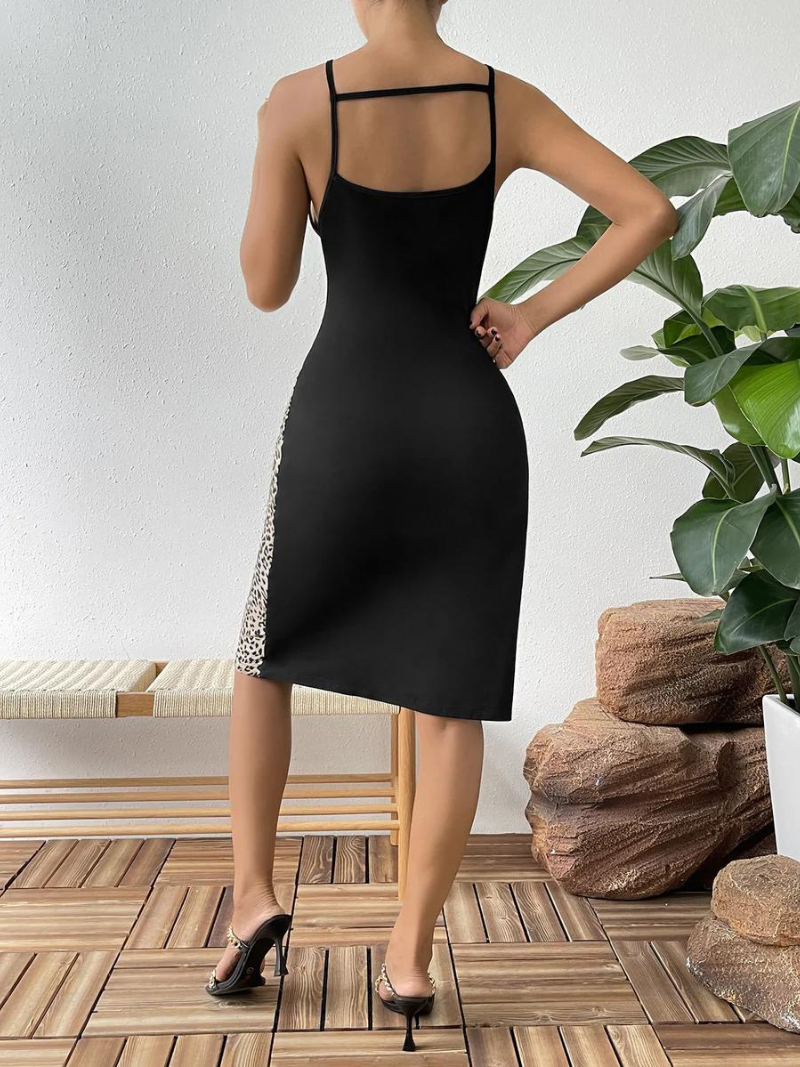 Model draagt een stijlvolle dames tuniekjurk met etnische print, perfect voor een zonnige dag.
