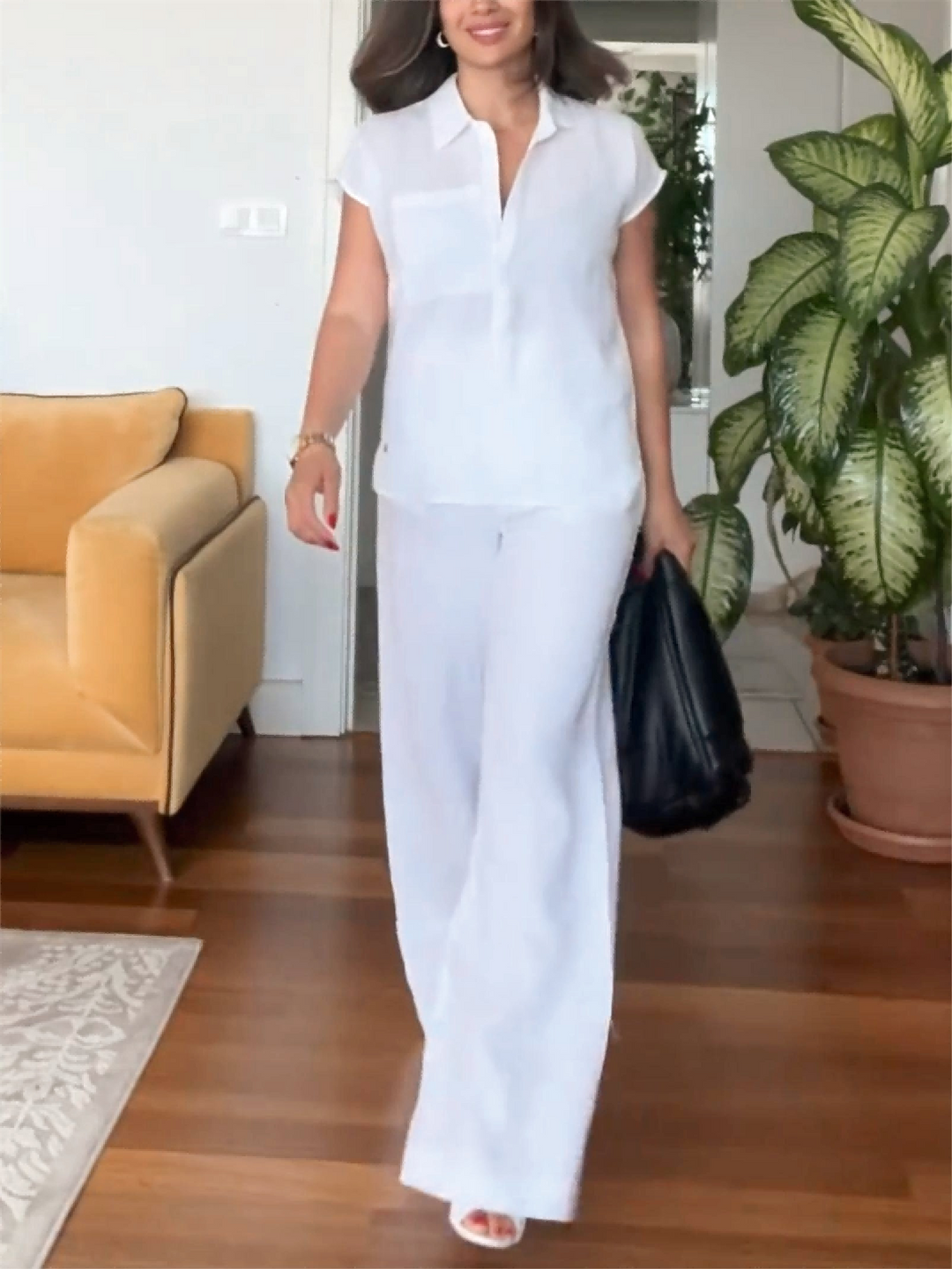 Dames zomer tweedelige set Romée. Comfortabele casual outfit met korte mouwen top en broek met wijde pijpen voor warme dagen.