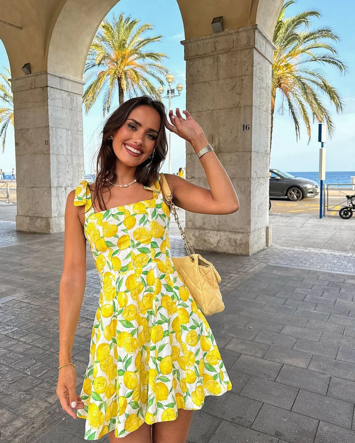 Dames zomerjurk Lianne met vrolijke citroenprint. Perfect voor casual of stranddagen.