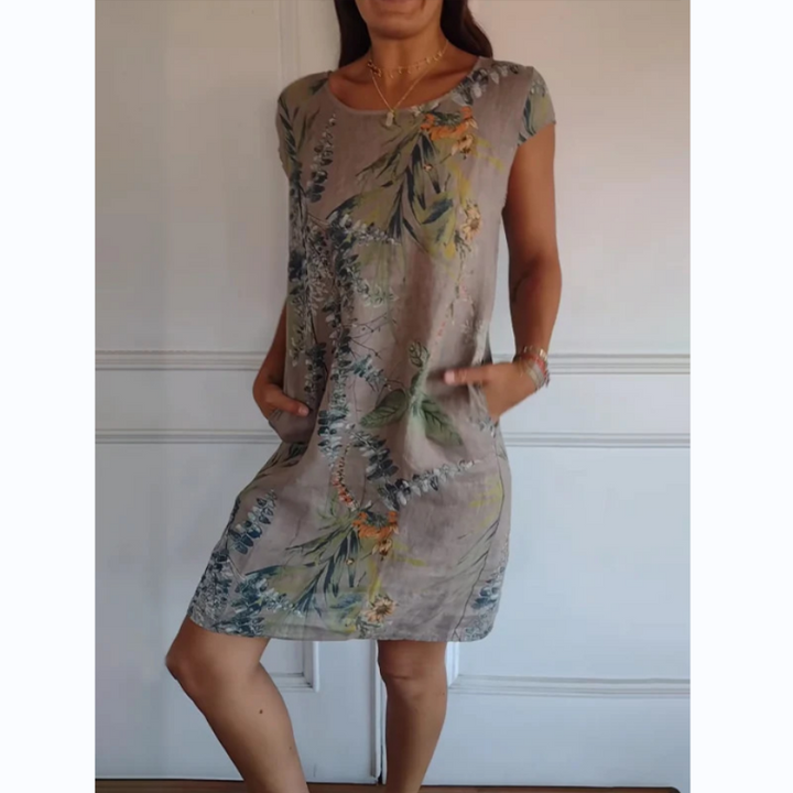 Luchtige dames zomerjurk met vrolijke bloemenprint, ronde hals en A-lijn pasvorm. Heerlijk voor buiten.